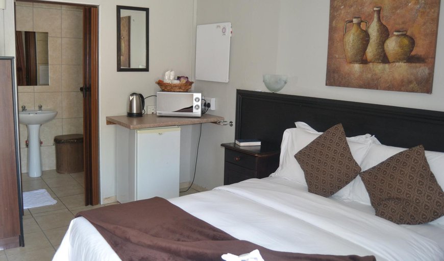 Dara Room 9 : Bedroom with a double bed and a en-suite