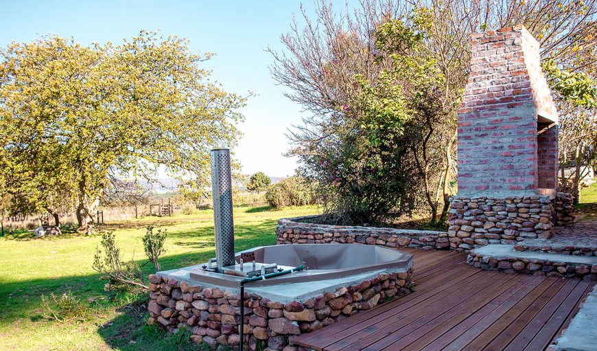 Milk and Honey Cottage: Hot tub and braai