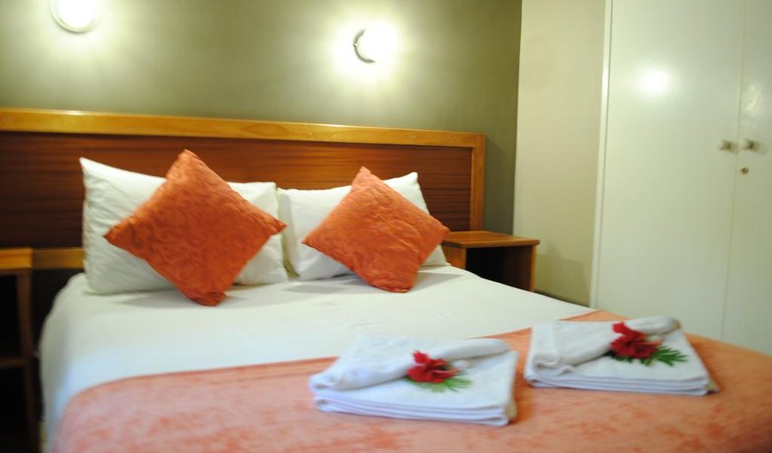 6 Sleeper Chalets: 6 Sleeper bedroom with double bed.