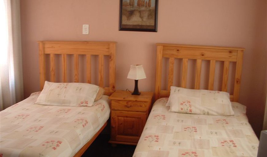 Twin Room: Bedroom with 2 single beds