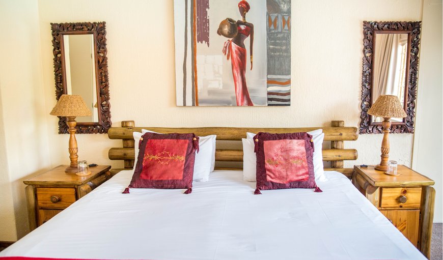 Crimsons Boubou Room: Crimsons Boubou Room - This air conditioned room contains a double bed  with a bar fridge, an en-suite bathroom and a private entrance to the terrace.