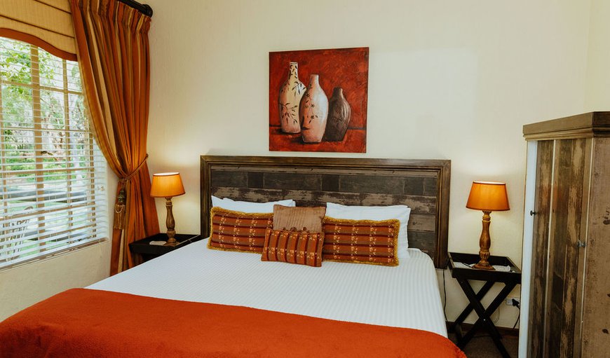 Gabon Boubou Room: Gabon Boubou Room - This air conditioned room offers a king size bed or two twin beds with an en-suite bathroom and a private entrance to the terrace
