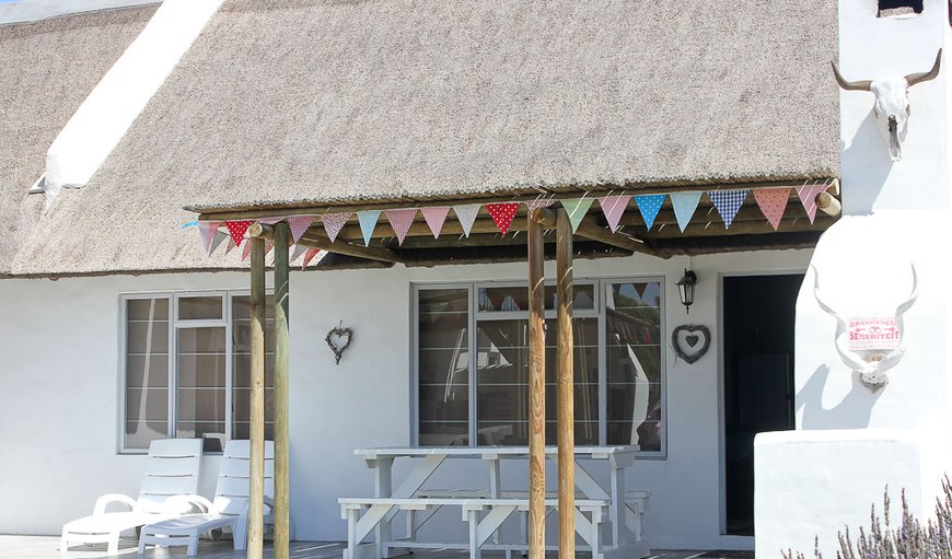 Voetbaai Hardertjie: Hardertjie has 2 bedrooms, 1 double and 2 single beds, 1 bathroom and well equipped kitchen with built in oven and hob. Private braai on the patio with lovely laggon and beach view.
