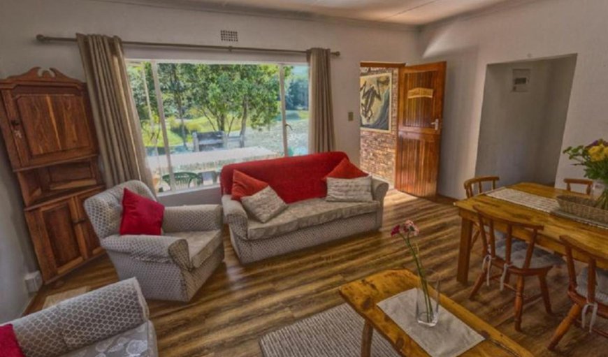 Froggy Lodge: Froggy Lodge - Lounge and dining area