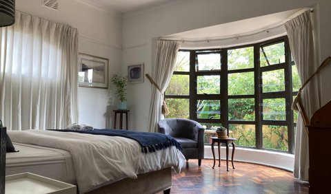 Lucie Rie Queen Room with Ensuite: Photo of the whole room