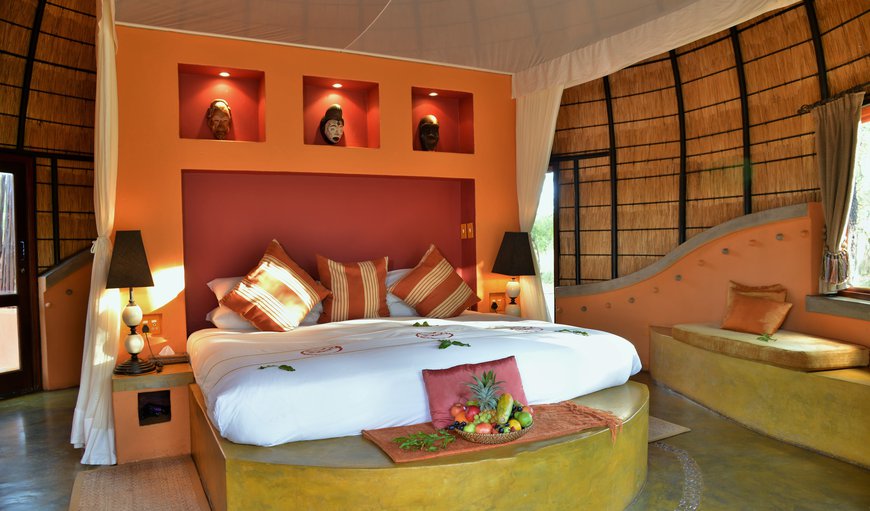 Hoyo Hoyo Safari Lodge: Tsonga tradition runs throughout these comfortable suites; the warm glow of brightly colored walls, traditional ornaments and little embellishments on lamps, door handles and mirrors bringing this local culture to life.