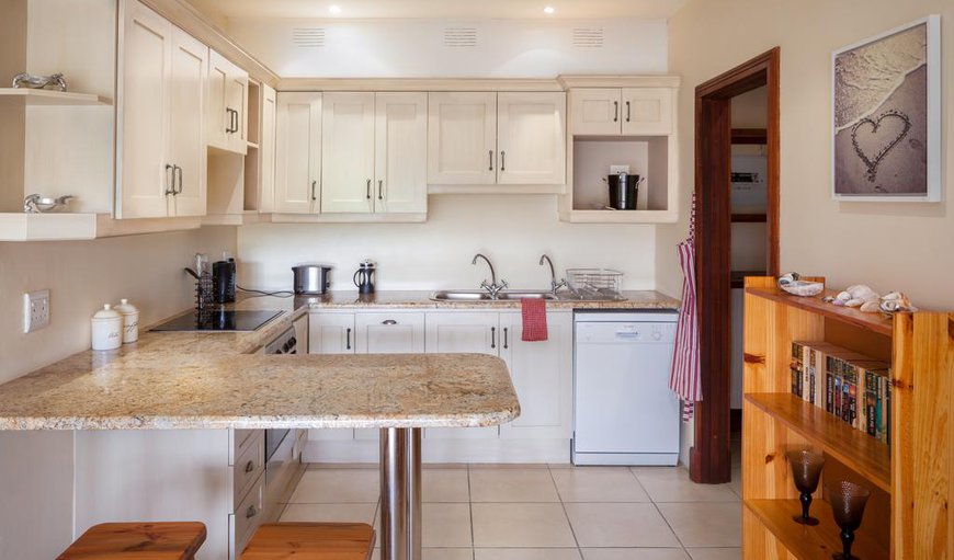 Westend Apartment: There is also a second kitchen, fully equipped with a stove, oven and kettle.
