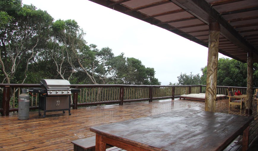 Mar Azul 16 is situated on Mar Azul Estate in Ponta Malongane and features a large outside wooden deck.
