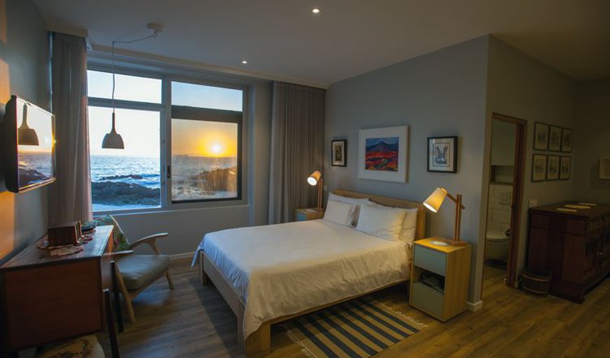 Spring Tide - The main bedroom is furnished with a queen size bed, safe, TV and an en-suite bathroom. Spring Tide - The main bedroom is furnished with a queen size bed, safe, TV and an en-suite bathroom.