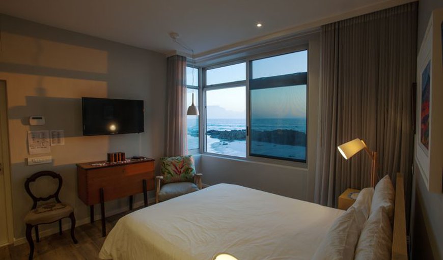 Spring Tide - The main bedroom is furnished with a queen size bed, safe, TV and an en-suite bathroom. Spring Tide - The main bedroom is furnished with a queen size bed, safe, TV and an en-suite bathroom.