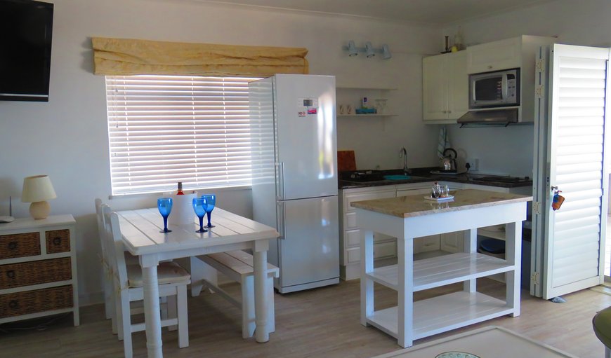 Seabreeze apartment: Living room with kitchen