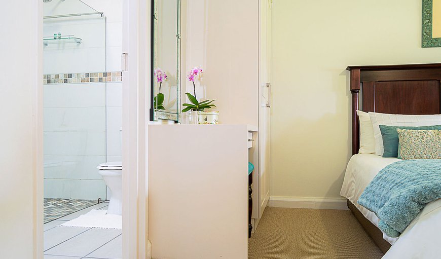 Blue Quail Cottage - The second bedroom has two single beds, that can be converted to a king size bed, if required. Blue Quail Cottage - The second bedroom has two single beds, that can be converted to a king size bed, if required.
