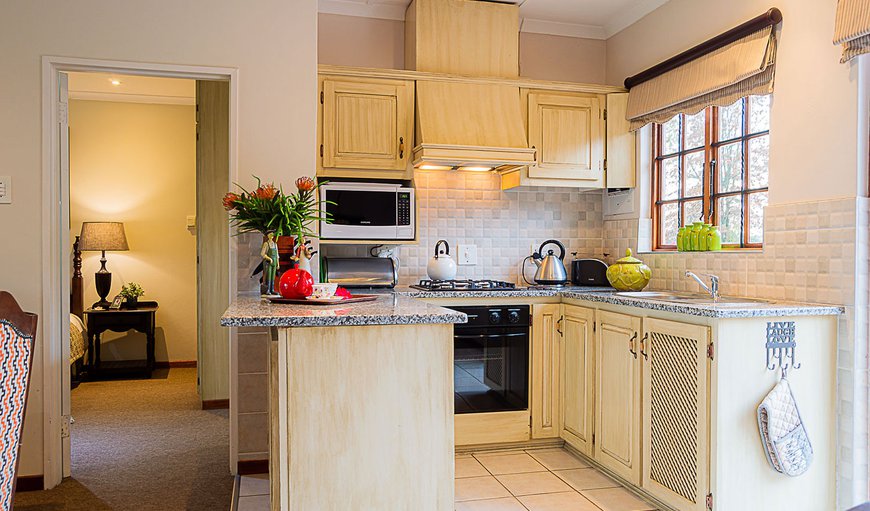 White Egret Cottage - The kitchen is fully equipped with gas hob and electric oven, microwave, bar fridge, kettle, toaster, pots, pans and all crockery and cutlery. White Egret Cottage - The kitchen is fully equipped with gas hob and electric oven, microwave, bar fridge, kettle, toaster, pots, pans and all crockery and cutlery.