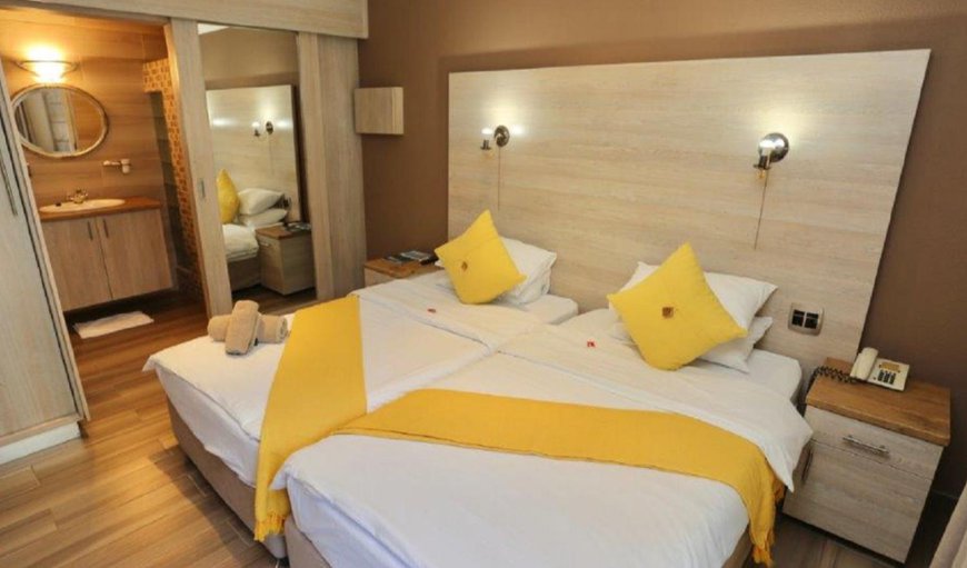 Family room (4 Pax): Family room (4 Pax) - Bedroom with a double bed and 2 twin beds