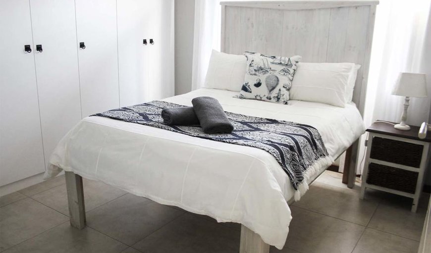 Pearly Cove: The main bedroom is furnished with a double bed.
