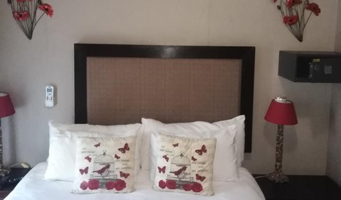 Semi self-catering  (river facing): Photo of the whole room