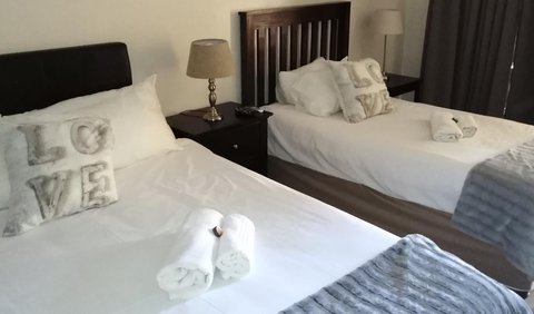 Luxury Garden Cottage (non-river facing): Bed