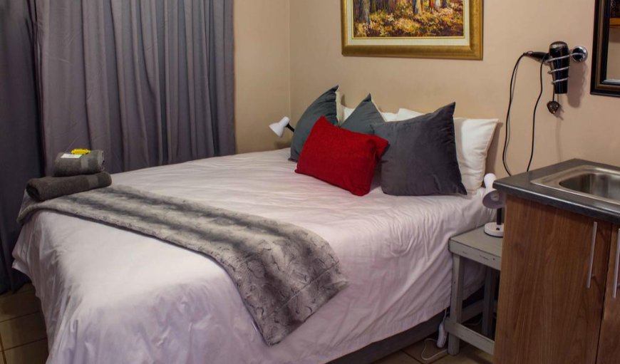 Double bed with aircon & shower: Double Bedroom