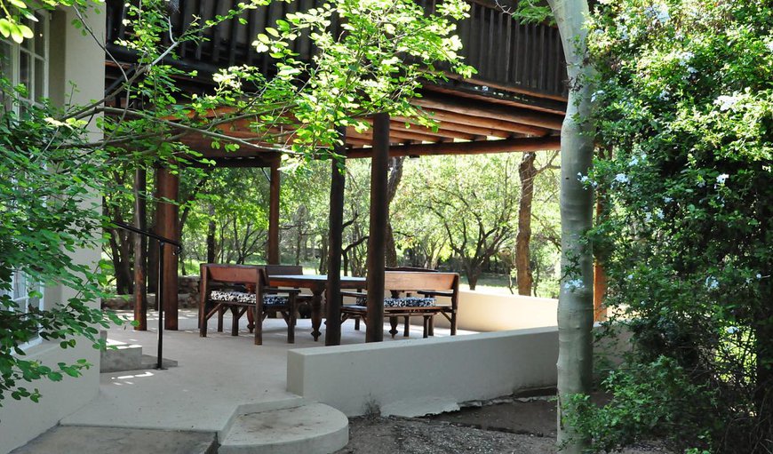 Treetops Holiday Home: patio