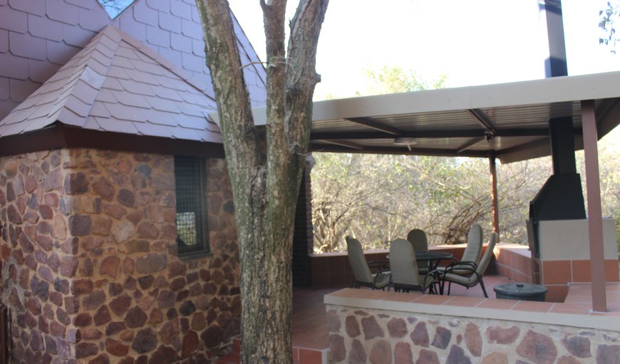 6 Sleeper Mountain Cabin 3* (duplex): Covered patio with a Braai