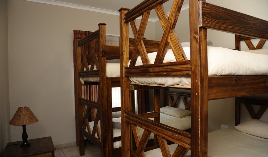 8 Sleeper Cottage (1 double 3 bunk beds): Bunk beds