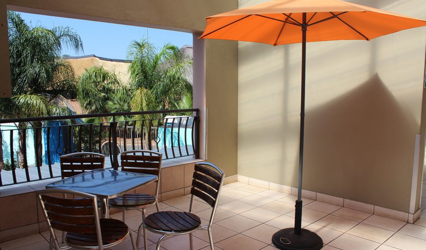 Family Apartment Garden: Dining area