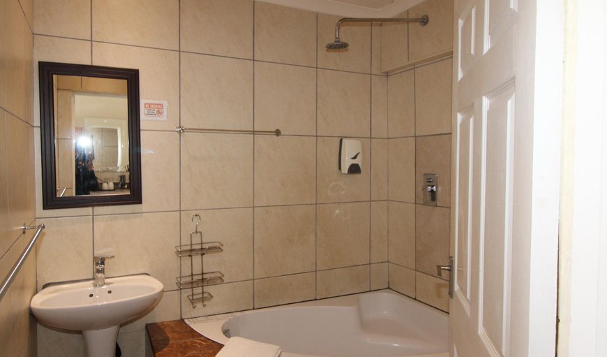 En-suite with Bath / shower: En-suite with Bath / shower