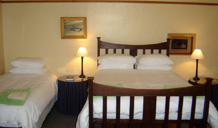 King Room + 3/4 bed: Double Room + 3/4 bed - Bedroom with a double bed and a 3/4 bed