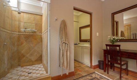Deluxe King Room with shower: Deluxe King Room with Shower