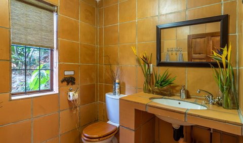 Ulwazi Rock Lodge: Bathroom