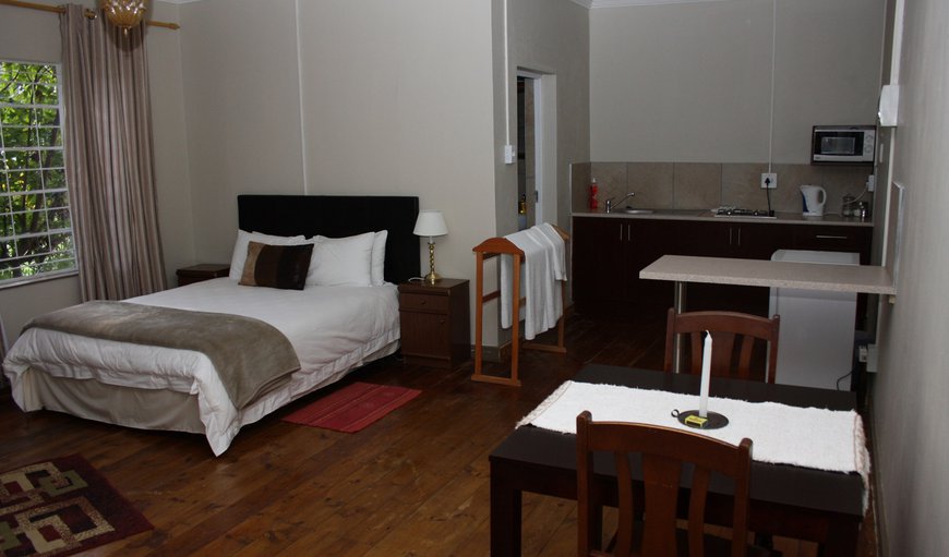 Jasmin Suite: Jasmin Lounge and bedroom area.