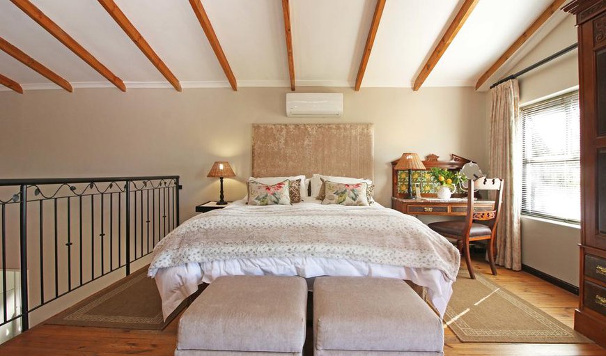 One bedroom open plan garden apartment - The bedroom contains a queen size bed sleeping two guests comfortably. One bedroom open plan garden apartment - The bedroom contains a queen size bed sleeping two guests comfortably.