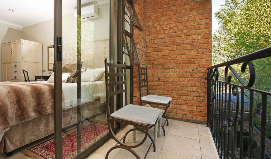 Studio apartment with balcony - This open plan unit has a sliding door leading out to a balcony with two chairs. Studio apartment with balcony - This open plan unit has a sliding door leading out to a balcony with two chairs.