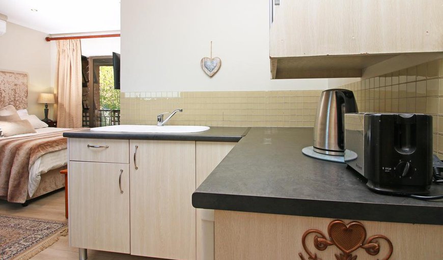 Studio apartment with balcony - The kitchenette is equipped with a bar fridge, microwave, kettle and toaster. Studio apartment with balcony - The kitchenette is equipped with a bar fridge, microwave, kettle and toaster.