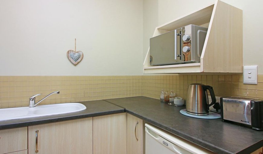Studio apartment with balcony - The kitchenette is equipped with a bar fridge, microwave, kettle and toaster. Studio apartment with balcony - The kitchenette is equipped with a bar fridge, microwave, kettle and toaster.