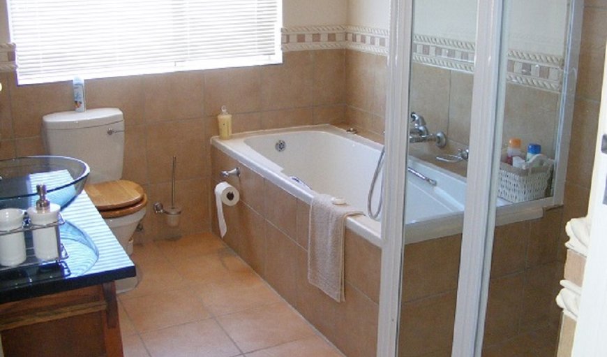 At 29 Columba Room 3 (Twin): Full bathroom, room 3