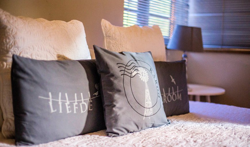Klein Katryns - This room is comfortably furnished with a king size bed and has a TV with DSTV, a bar fridge and coffee/tea making facilities. Klein Katryns - This room is comfortably furnished with a king size bed and has a TV with DSTV, a bar fridge and coffee/tea making facilities.