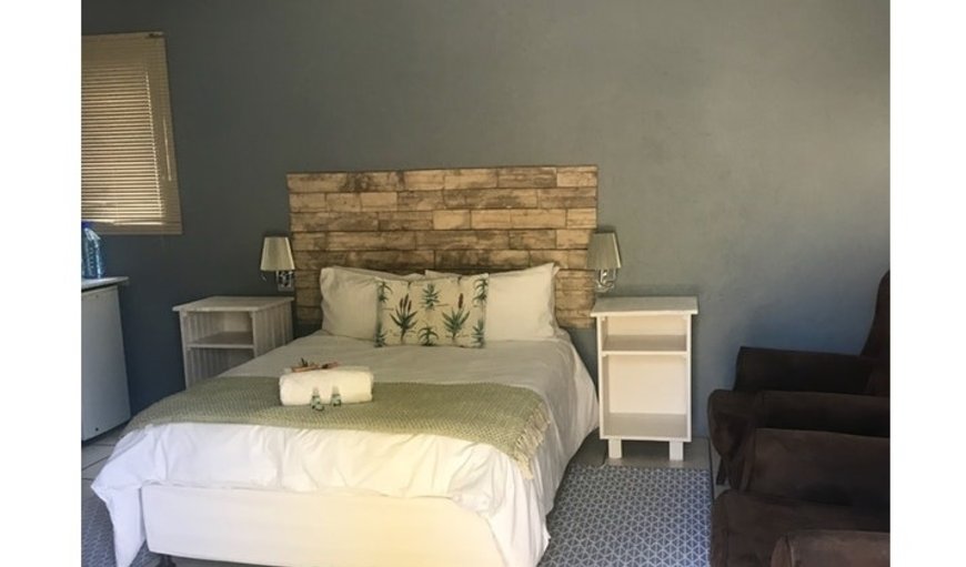 Kapokkie - This room is furnished with a queen size bed and a single bed and has an en-suite bathroom with a basin, toilet and a shower. . Kapokkie - This room is furnished with a queen size bed and a single bed and has an en-suite bathroom with a basin, toilet and a shower. .
