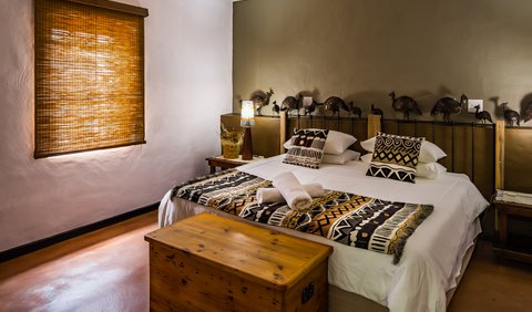 GEELKATSTERT: This room is equipped with a King size bed, a single chair, an en-suite bathroom (shower only), a coffee station and fan.  For your sleeping comfort we provide pure cotton percale bedding and towels.