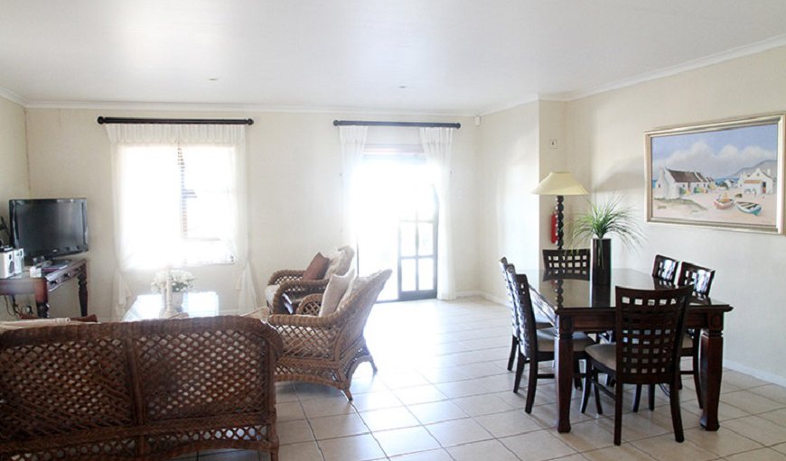 Southern Right Whale: Southern Right Whale Apartment - Lounge/Dining Area