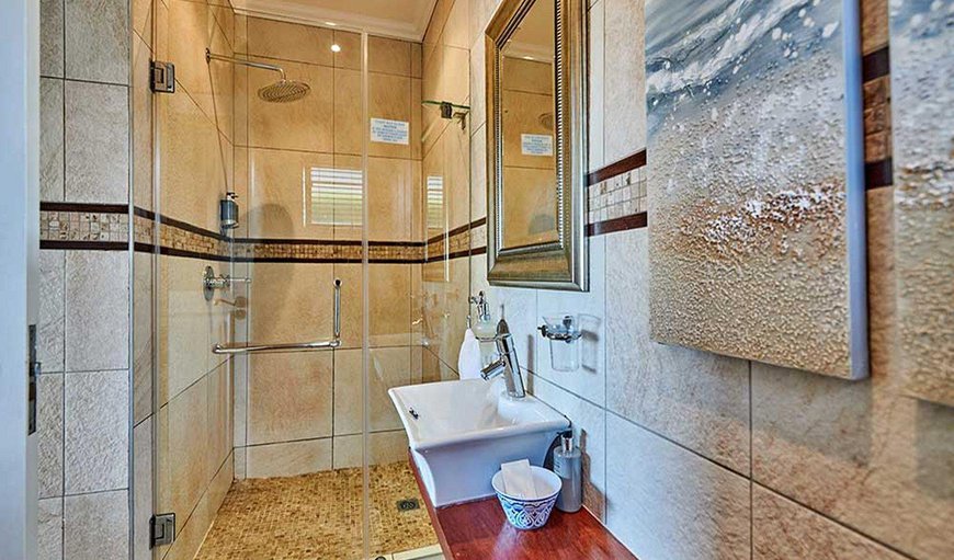 Aquamarine (Luxury Suite): Bathroom