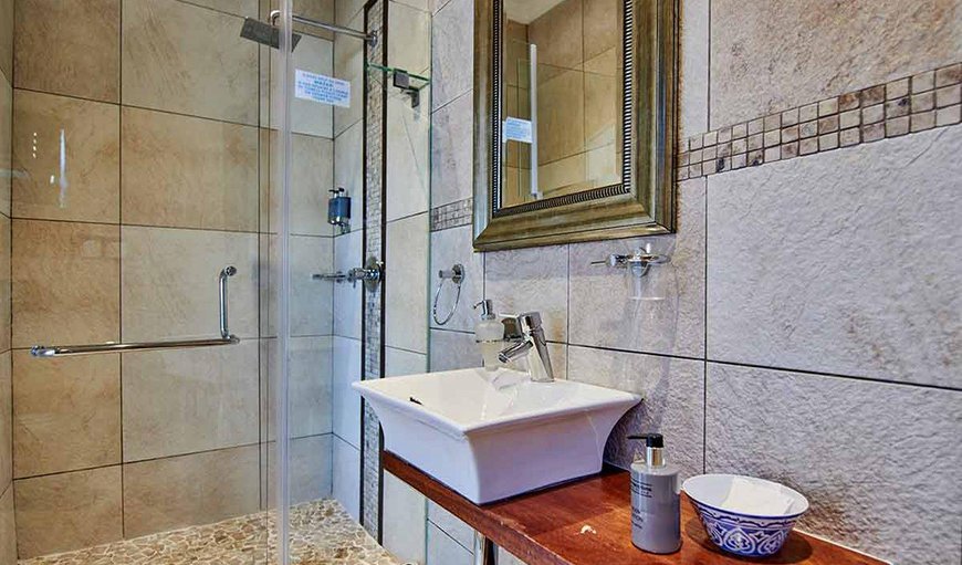 Opal (Deluxe Suite): Bathroom