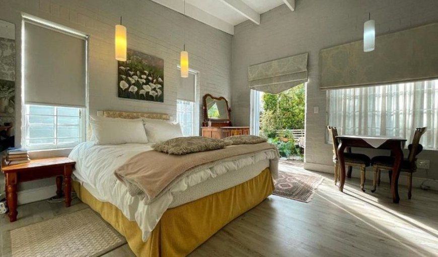 The Cottage: Bedroom with Queen Bed