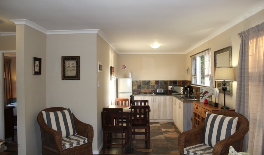 Guinea Fowl Cottage: Lounge and kitchen
