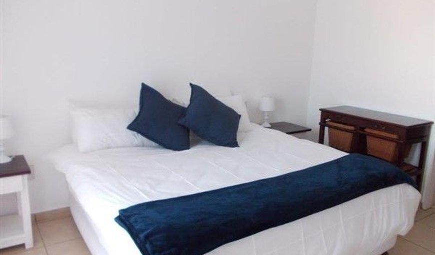 6 Bedroom Self Catering House : Sleepy Shores - Bedroom 1 with King Bed and En suite bathroom 