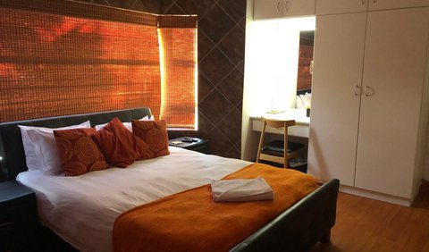 Naranja Suite: Bed