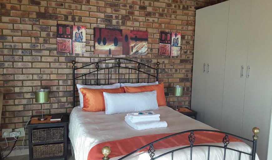 Executive Suites: Executive Suites - This en-suite room contains a double bed, bar fridge, microwave, tea/coffee making facilities and a TV with DSTV.