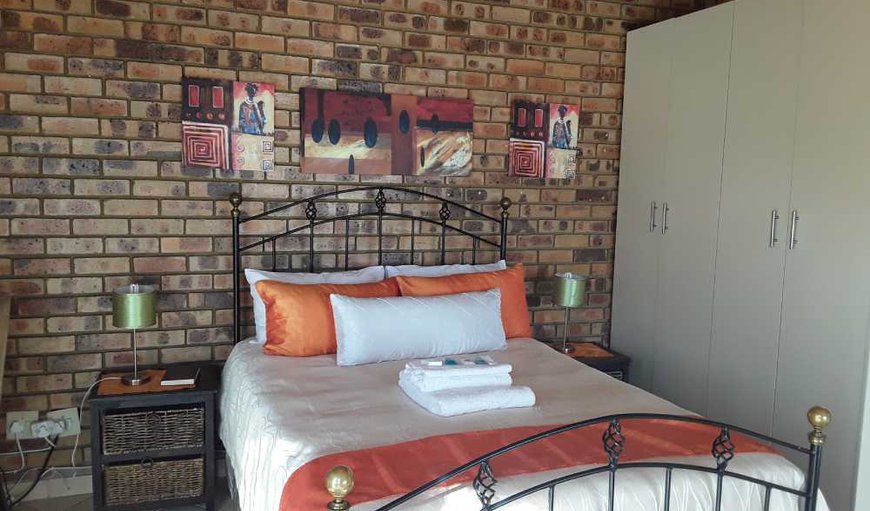 Executive Suites - This en-suite room contains a double bed, bar fridge, microwave, tea/coffee making facilities and a TV with DSTV. Executive Suites - This en-suite room contains a double bed, bar fridge, microwave, tea/coffee making facilities and a TV with DSTV.