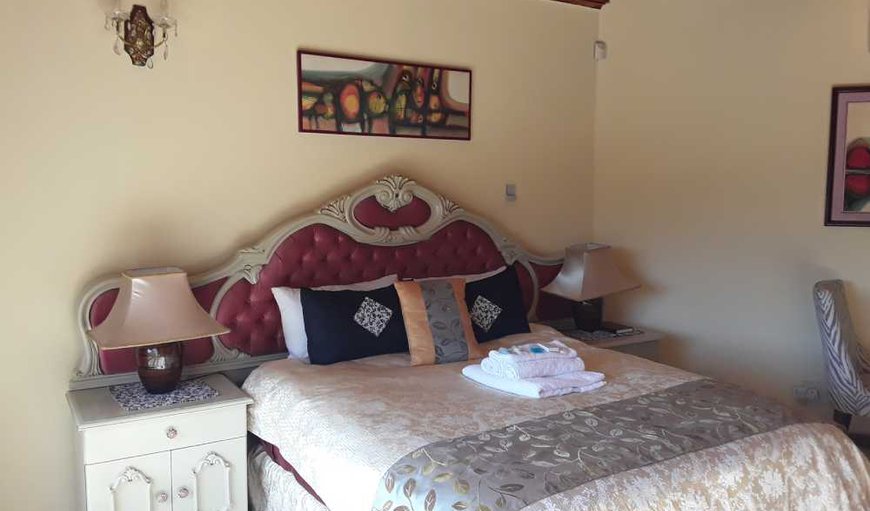 Platinum Room: Platinum Room - This spacious en-suite bedroom offers a queen size bed with a dressing table, plasma Tv with DSTV, microwave, bar fridge and coffee/tea making facilities.