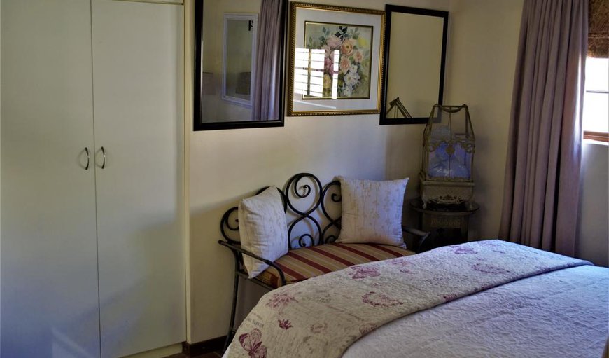 Self-Catering Luxuxry Cottage: Luxury self catering cottage main bedroom with queen size bed.